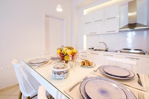 Фотография гостевого дома Cozy Home steps from old Port, Seafront & Parking