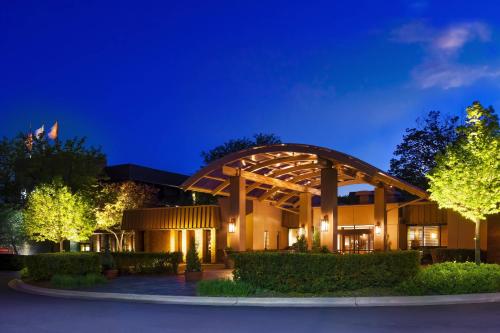 Фотография гостиницы Sheraton Milwaukee Brookfield - Newly Renovated