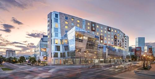 Фотография гостиницы The Art Hotel Denver, Curio Collection by Hilton