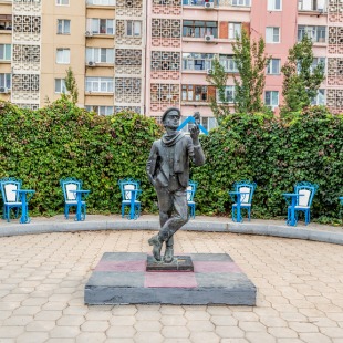 Фотография памятника Памятник Остап Бендер и 12 стульев