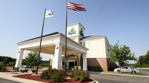 Фотография гостиницы Holiday Inn Express - Delafield, an IHG Hotel