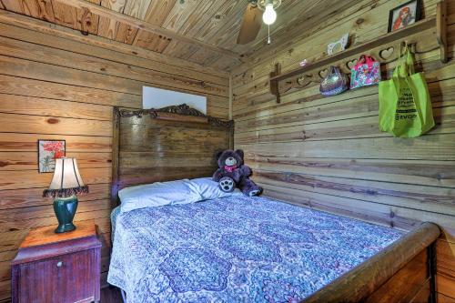 Фотография гостевого дома Secluded Cabin with Pond - 37 Mi to Gulf Coast!