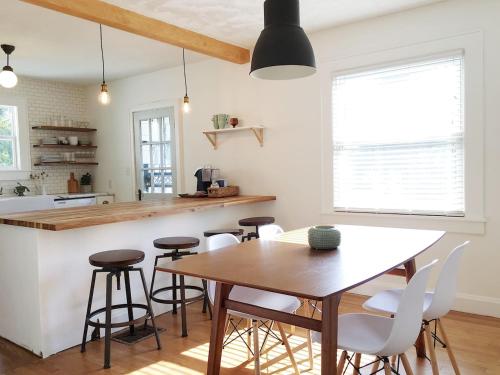 Фотография гостевого дома 1940's Bungalow near Downtown & UT Campus