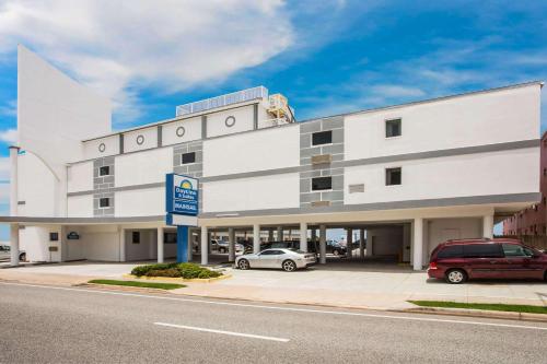 Фотография гостиницы Days Inn by Wyndham Ormond Beach Mainsail Oceanfront
