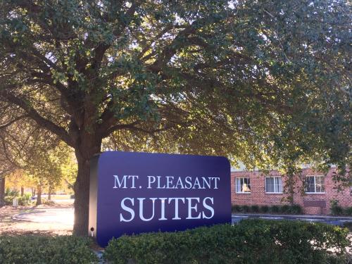 Фотография гостиницы Candlewood Suites Charleston – Mt. Pleasant, an IHG Hotel