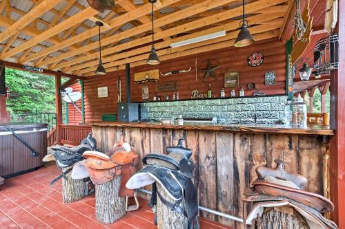 Фотография гостевого дома Stunning Sevierville Cabin with Outdoor Kitchen, Spa