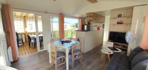 Фотографии кемпинга 
            Mobil-home 3 ch 2 SdB 6 vélos piscine couverte lave vaisselle