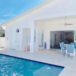 Фотография гостевого дома Perfect Naples Beach House - HEATED SALTWATER POOL