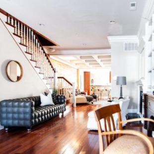 Фотография гостевого дома Classy Victorian Brownstone Subway Shopping