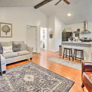 Фотография гостевого дома Cozy Chic Broken Bow Cabin with Fire Pit and Grill!