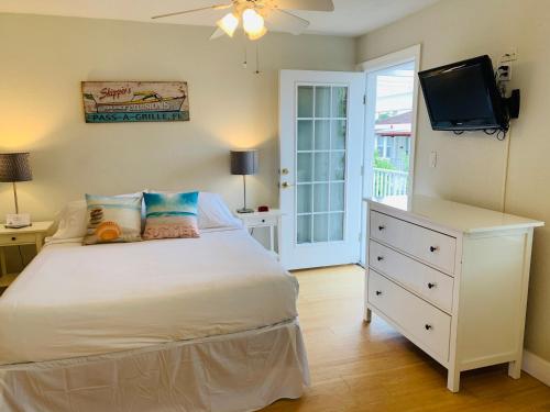 Фотография гостиницы Pass-a-Grille Coconut Inn