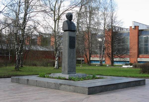 Фотография памятника Памятник-бюст А.И. Шокину