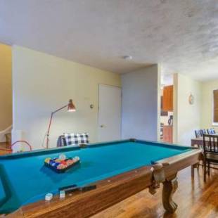 Фотографии гостевого дома
Modern Townhouse Retreat with Pool Table by CozySuites