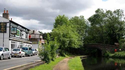 Фотографии гостиницы 
            OYO Old Oak Tree Inn