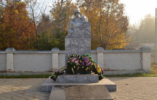Фотографии достопримечательности 
            Памятник Советским воинам на братской могиле