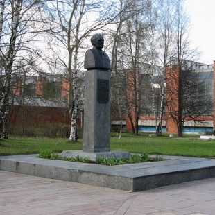 Фотография Памятник-бюст А.И. Шокину 