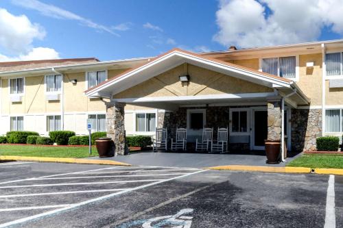 Фотография гостиницы Rodeway Inn & Suites Jacksonville near Camp Lejeune