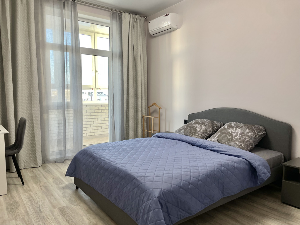 Фотография квартиры Большая двухкомнатная квартира сети "PanApartments" рядом с благоустроенной набережной