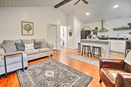 Фотографии гостевого дома 
            Cozy Chic Broken Bow Cabin with Fire Pit and Grill!