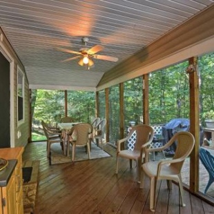 Фотография гостевого дома Peaceful Home with Deck Near Lake Wallenpaupack!