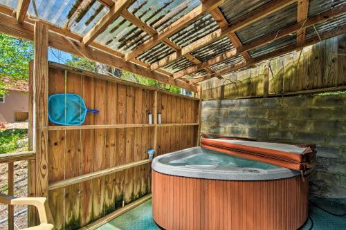 Фотография гостевого дома Cozy Cabin on Tenn River - 10 Mi to Chattanooga!