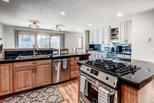 Фотография гостевого дома Streamside 333B Townhouse