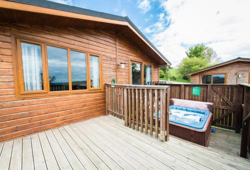 Фотографии гостевого дома 
            Skylark Lodge with Hot Tub near Cupar Fife