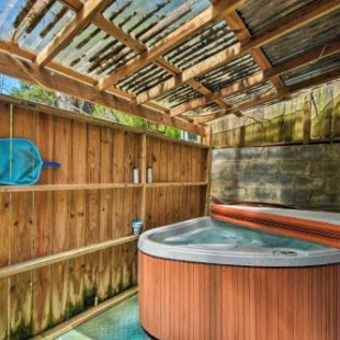 Фотография гостевого дома Cozy Cabin on Tenn River - 10 Mi to Chattanooga!