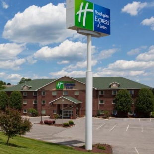 Фотография гостиницы Holiday Inn Express Hotel & Suites Center Township, an IHG Hotel