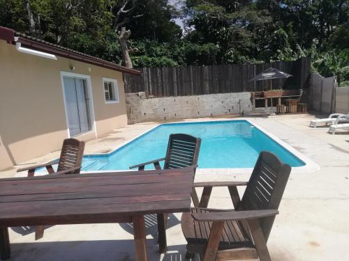 Фотография гостевого дома Poolside Guest House