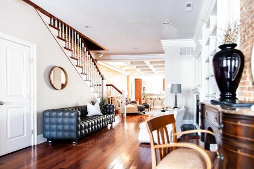 Фотографии гостевого дома
Classy Victorian Brownstone Subway Shopping