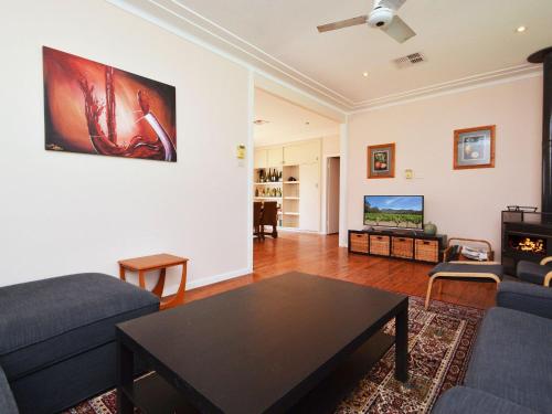 Фотография гостевого дома Glandore Estate Vineyard Homestead onsite cellar door + walk to restaurants incl EXP