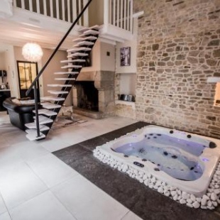 Фотография гостевого дома Au domaine des anges Gites avec Jacuzzi privatif dans la chambre