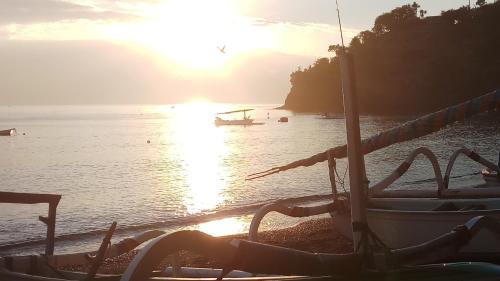 Фотография мини отеля Jemeluk Beach Bungalows