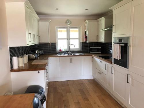 Фотография гостевого дома Mews Hill, 5 bedroom New Forest Holiday Cottage