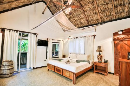 Фотография гостиницы Falling Leaves Lodge