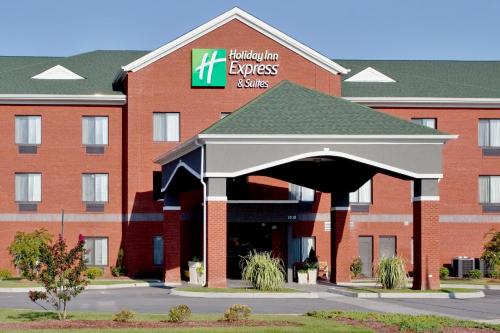 Фотография гостиницы Holiday Inn Express Hotel & Suites Suffolk, an IHG Hotel