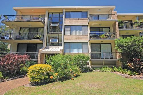 Фотография гостевого дома 10 'Magnus Gardens' 7 Magnus Street - air conditioned & walk to town centre