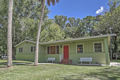 Фотография гостевого дома Charming Canalfront Retreat with Double Boat Slip!