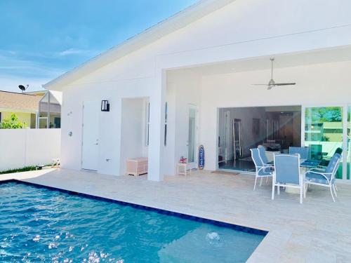 Фотография гостевого дома Perfect Naples Beach House - HEATED SALTWATER POOL