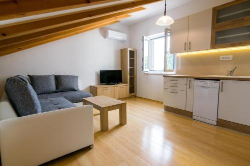 Фотография гостевого дома Family friendly apartments with a swimming pool Sutivan, Brac - 15665