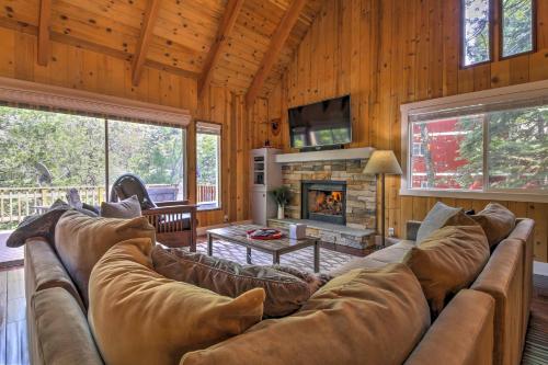 Фотографии гостевого дома
Gorgeous Lake Arrowhead Retreat with Game Room and Deck
