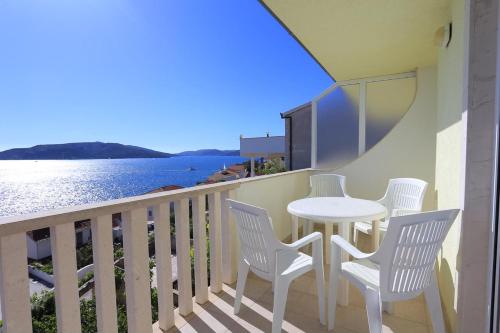 Фотография гостевого дома Apartments by the sea Okrug Donji, Ciovo - 17232