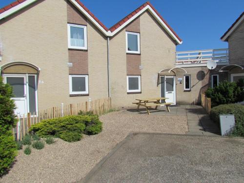 Фотографии гостевого дома
Mosselbank 93 - Noordzeepark Ouddorp, with private front and back garden near the beach - not for companies