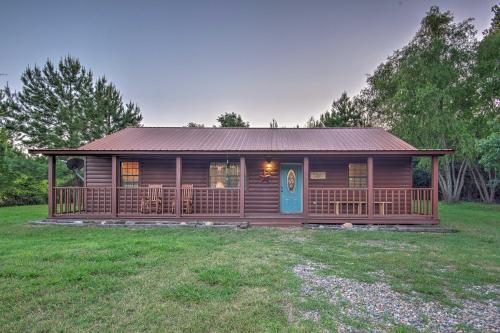 Фотография гостевого дома Starlight Cabin in Broken Bow with Hot Tub!