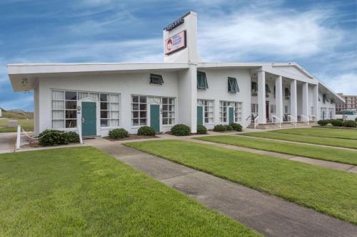 Фотография гостиницы Days Inn by Wyndham Kill Devil Hills Oceanfront - Wilbur