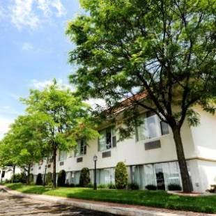 Фотографии мотеля 
            Adam's Airport Inn