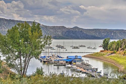Фотография гостевого дома Quiet Cabin with Mtn View and Deck 1 Mi to Navajo Lake