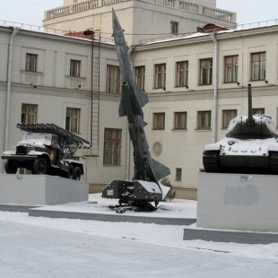 Фотография памятника Военная техника около окружного дома офицеров