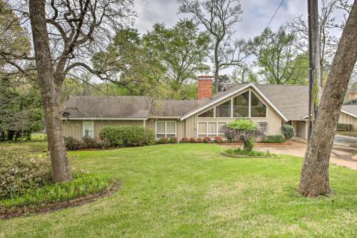 Фотография гостевого дома Custom Home with Deck, DockandBoathouse on Lake Athens!